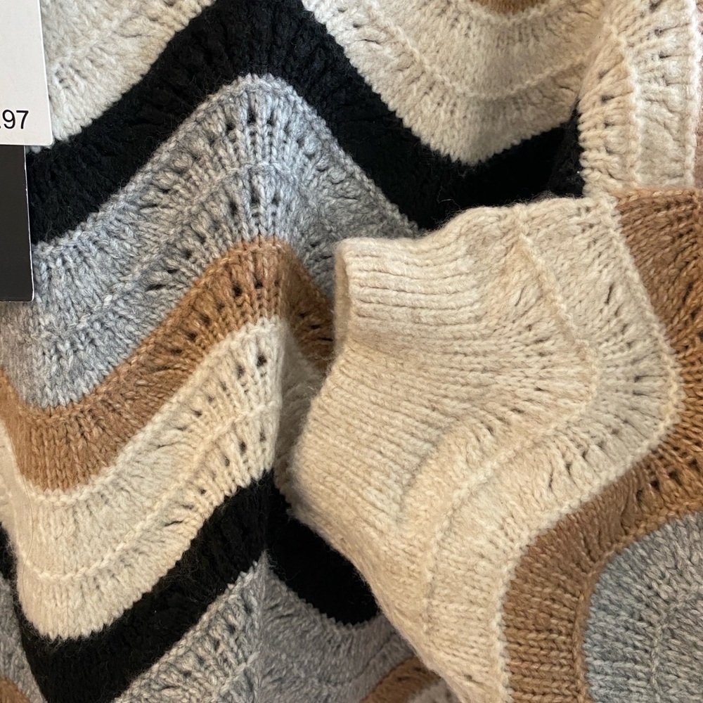 Wave Pattern Sweater - Picture 7 of 8